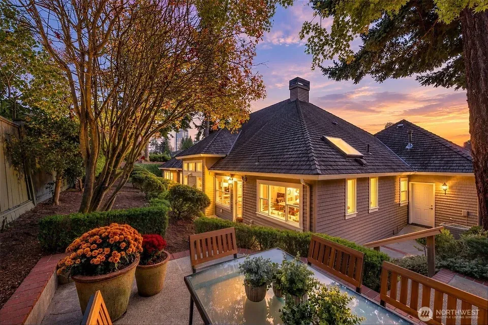 2 Bed 1 Bath Traditional Suburban Family Home in Bellevue, WA - 2