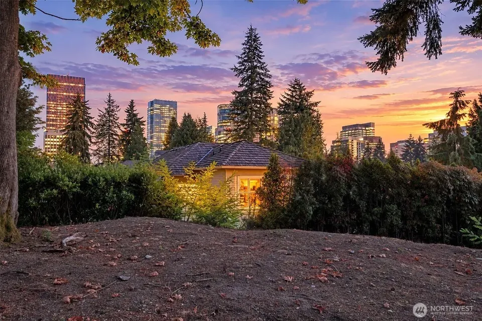 2 Bed 1 Bath Traditional Suburban Family Home in Bellevue, WA - 3