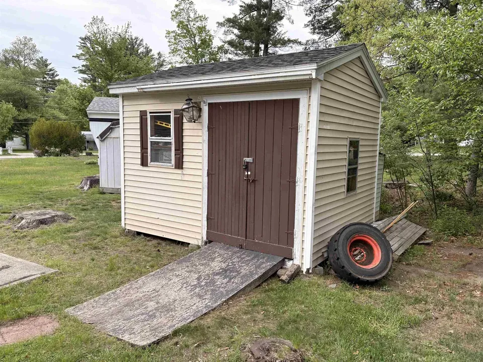 2 Bed 1 Bath Traditional Suburban Family Home in Nashua, NH - 4