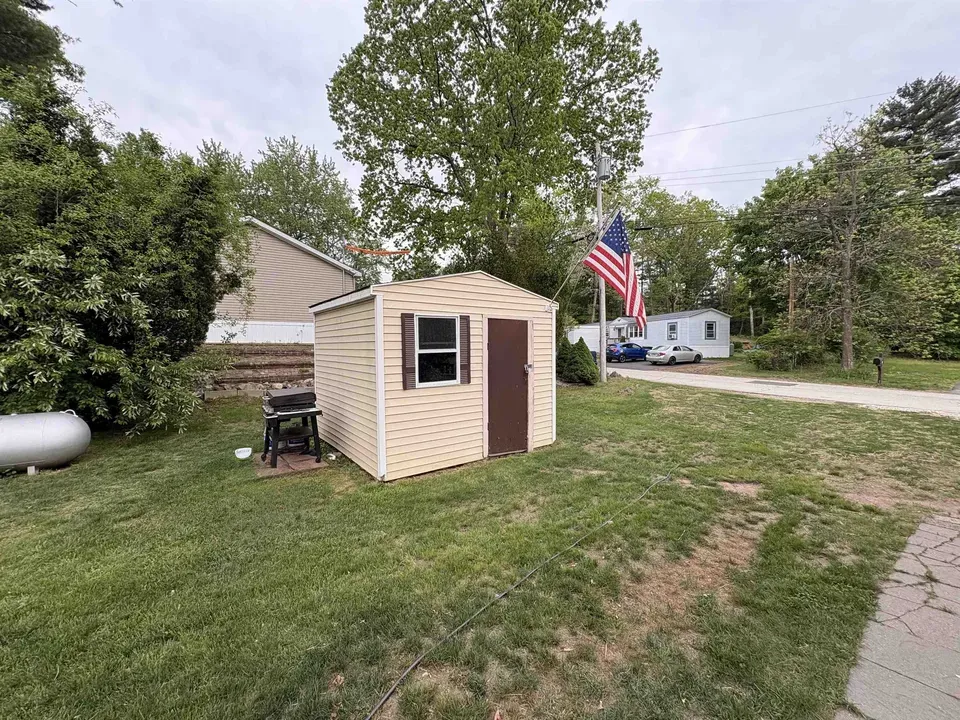 2 Bed 1 Bath Traditional Suburban Family Home in Nashua, NH - 5