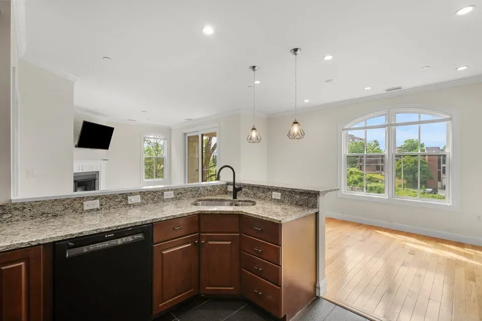 2 Bed 1 Bath Urban Residential Condo in Nashua, NH - 4