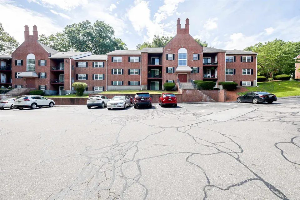 2 Bed 1 Bath Urban Residential Condo in Nashua, NH - 3