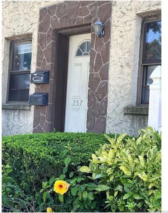 2 Bed 1 Bath Urban Residential Condo in Queens, NY