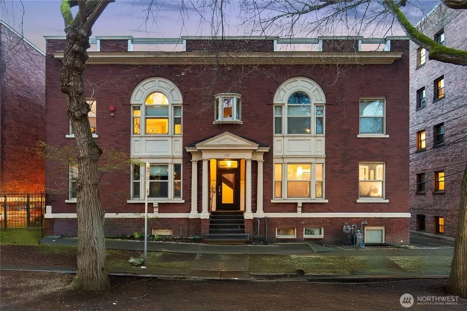 2 Bed 1 Bath Urban Residential Condo in Seattle, WA - 2