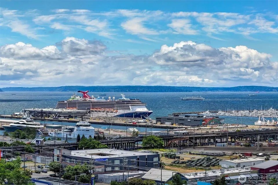 2 Bed 1 Bath Urban Residential Condo in Seattle, WA - 2