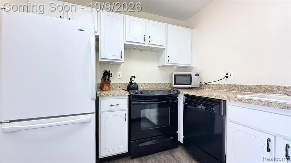2 Bed 1 Bath Urban Residential Condo in Troy, MI - 5