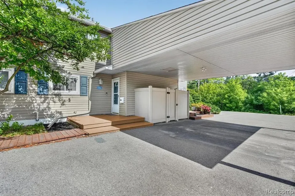 2 Bed 1 Bath Urban Residential Condo in Troy, MI