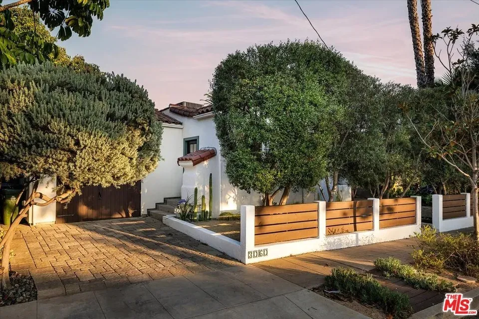 2 Bed 2 Bath Classic Historic Era Home in Los Angeles, CA - 2
