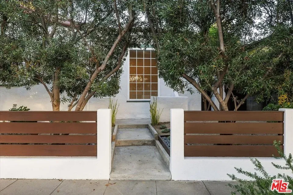 2 Bed 2 Bath Classic Historic Era Home in Los Angeles, CA - 4
