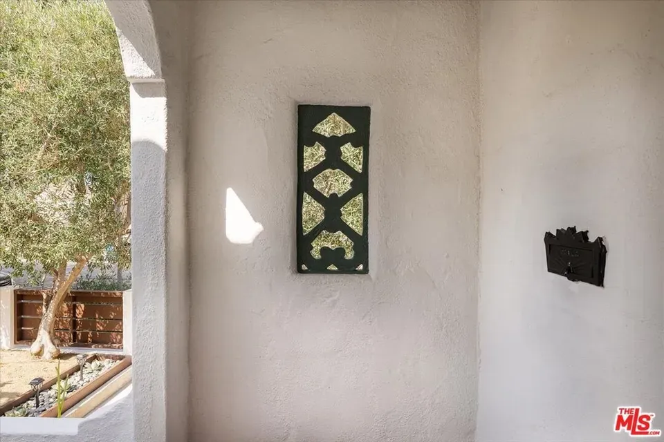 2 Bed 2 Bath Classic Historic Era Home in Los Angeles, CA - 5