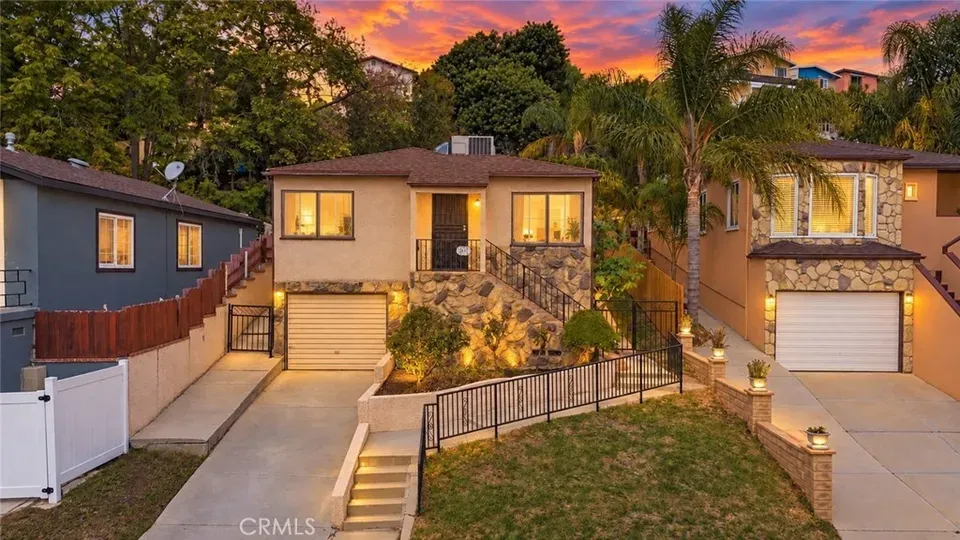 2 Bed 2 Bath Classic Historic Era Home in Los Angeles, CA