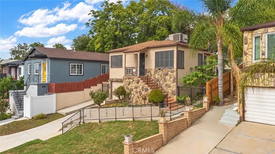 2 Bed 2 Bath Classic Historic Era Home in Los Angeles, CA - 2