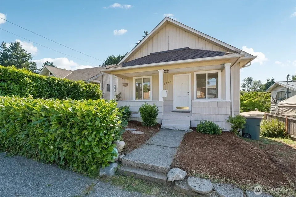 2 Bed 2 Bath Classic Historic Era Home in Seattle, WA - 1