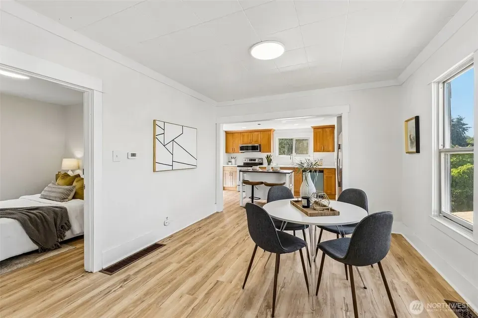 2 Bed 2 Bath Classic Historic Era Home in Seattle, WA - 5