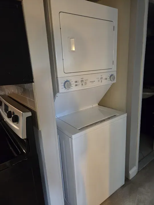 2 Bed 2 Bath Contemporary High-Rise Condo in Alexandria, VA - 4