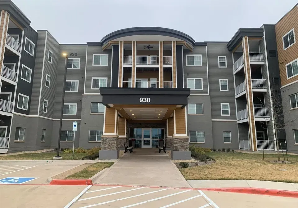 2 Bed 2 Bath Contemporary High-Rise Condo in Allen, TX