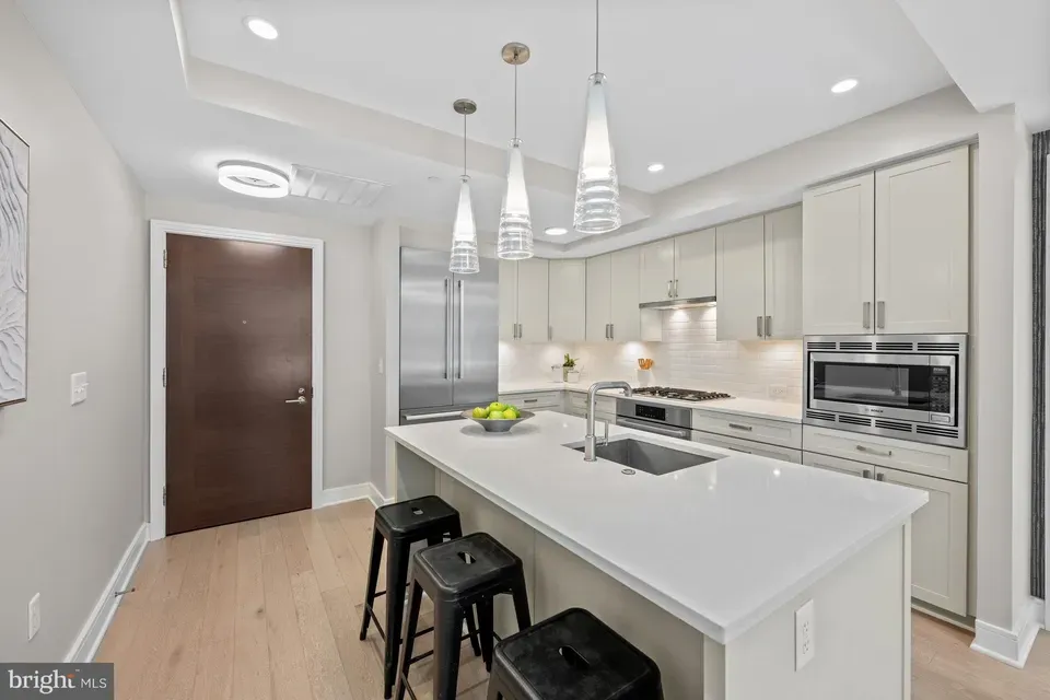 2 Bed 2 Bath Contemporary High-Rise Condo in Bethesda, MD - 2