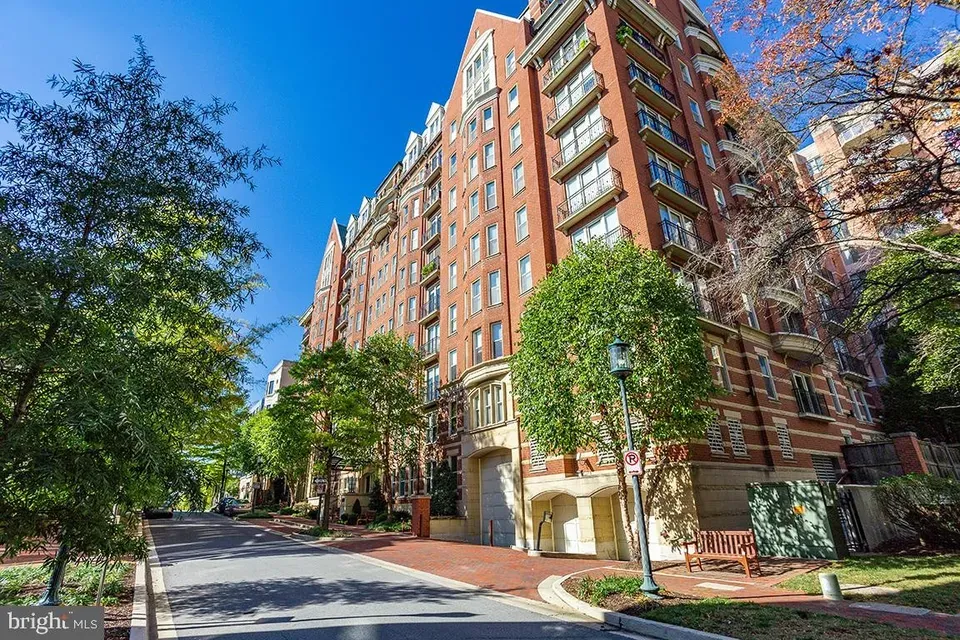 2 Bed 2 Bath Contemporary High-Rise Condo in Bethesda, MD - 3