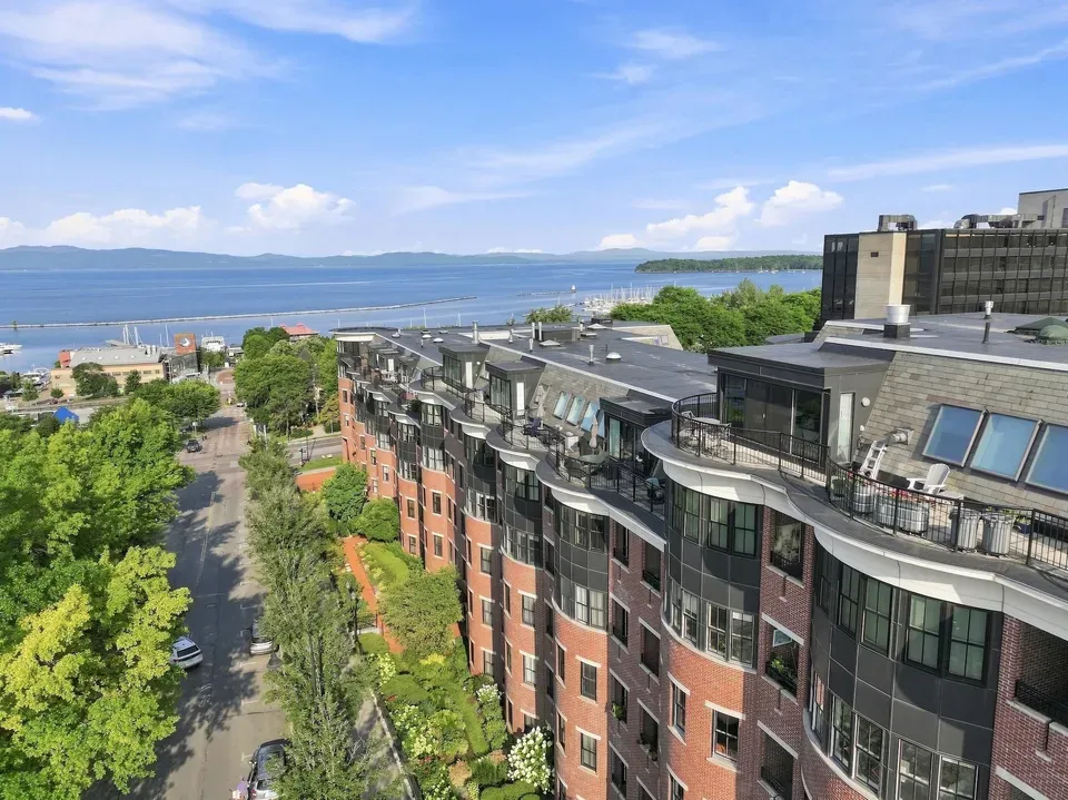2 Bed 2 Bath Contemporary High-Rise Condo in Burlington, VT - 2