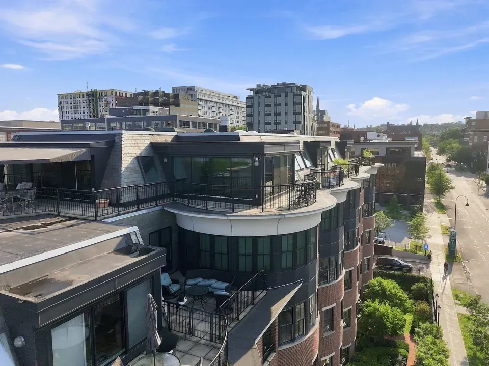2 Bed 2 Bath Contemporary High-Rise Condo in Burlington, VT - 4
