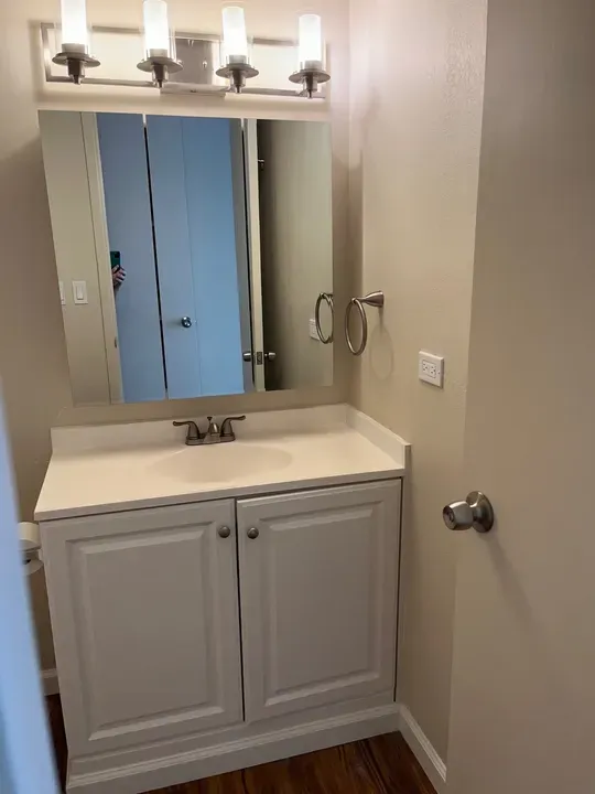 2 Bed 2 Bath Contemporary High-Rise Condo in Honolulu, HI - 4