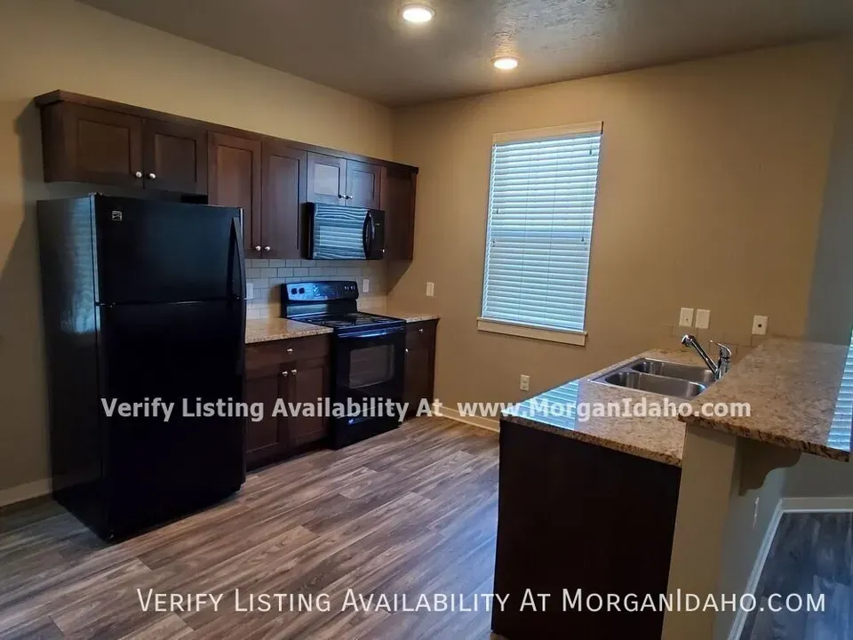 2 Bed 2 Bath Contemporary High-Rise Condo in Nampa, ID - 4