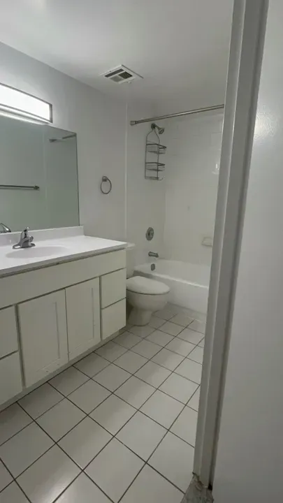 2 Bed 2 Bath Contemporary High-Rise Condo in New York, NY - 4
