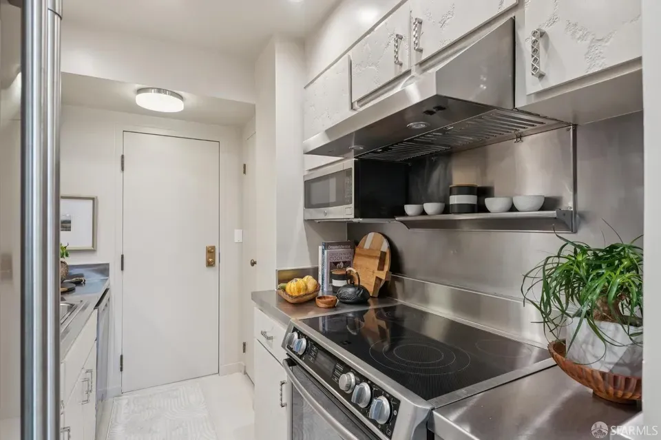 2 Bed 2 Bath Contemporary High-Rise Condo in San Francisco, CA - 3