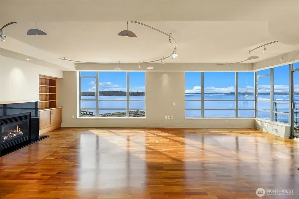 2 Bed 2 Bath Contemporary High-Rise Condo in Seattle, WA - 2