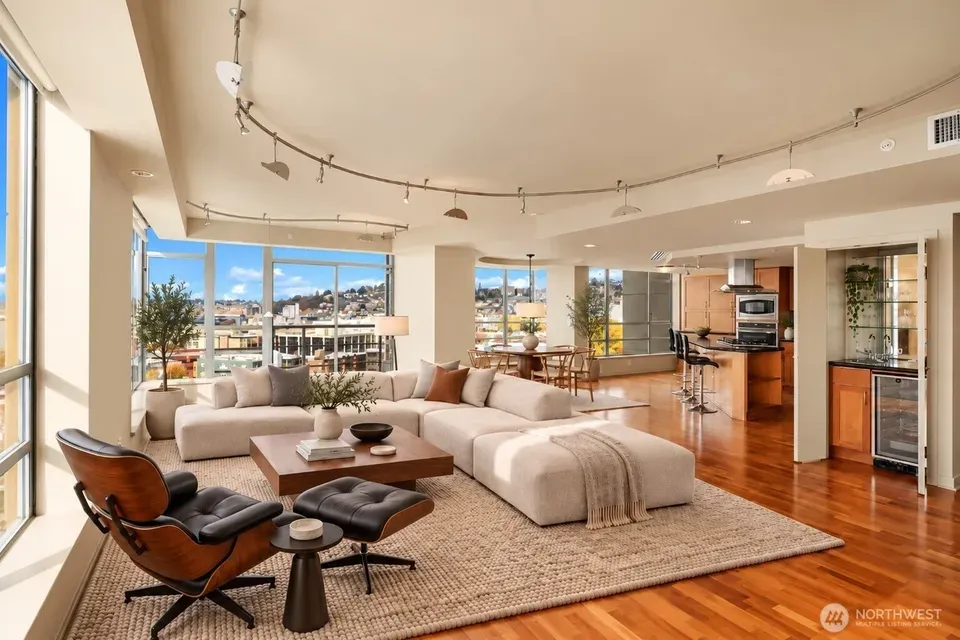 2 Bed 2 Bath Contemporary High-Rise Condo in Seattle, WA - 3