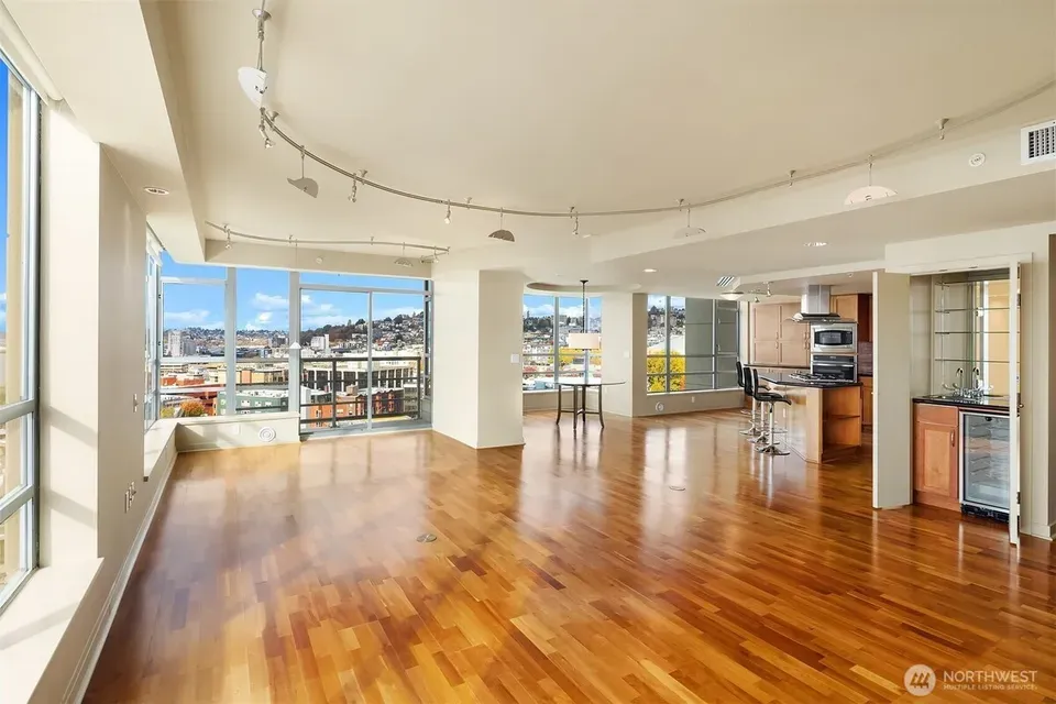 2 Bed 2 Bath Contemporary High-Rise Condo in Seattle, WA - 4