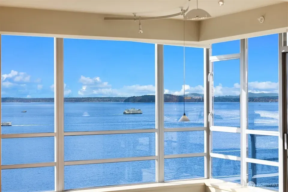 2 Bed 2 Bath Contemporary High-Rise Condo in Seattle, WA - 5
