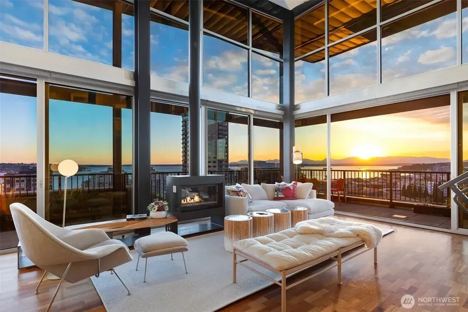 2 Bed 2 Bath Contemporary High-Rise Condo in Seattle, WA - 4