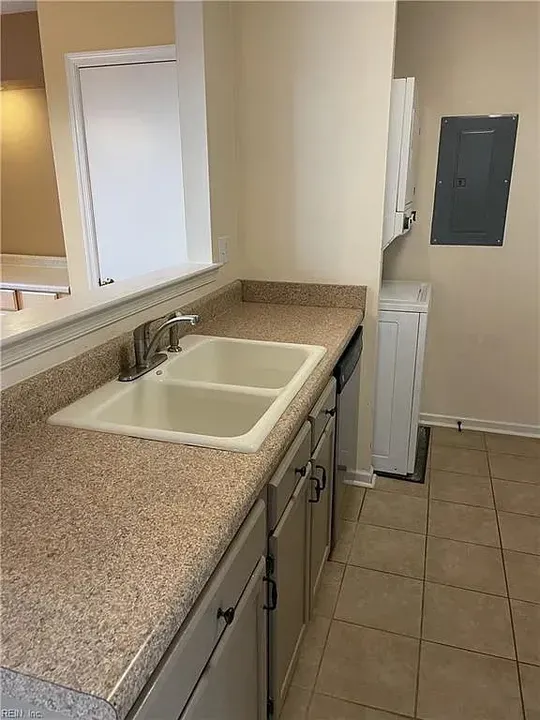 2 Bed 2 Bath Contemporary High-Rise Condo in Virginia Beach, VA - 3