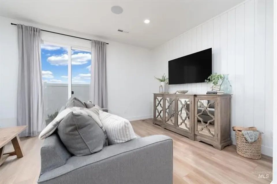 2 Bed 2 Bath Contemporary Multi-Level Townhome in Nampa, ID - 3