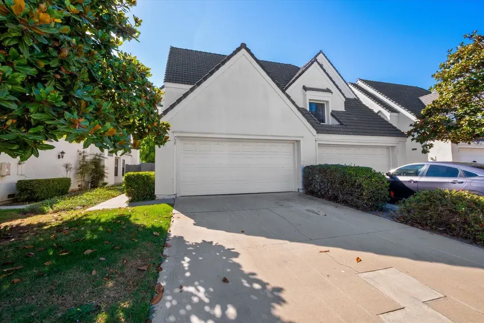 2 Bed 2 Bath Contemporary Multi-Level Townhome in Oxnard, CA - 2