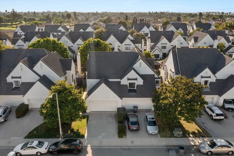 2 Bed 2 Bath Contemporary Multi-Level Townhome in Oxnard, CA - 3
