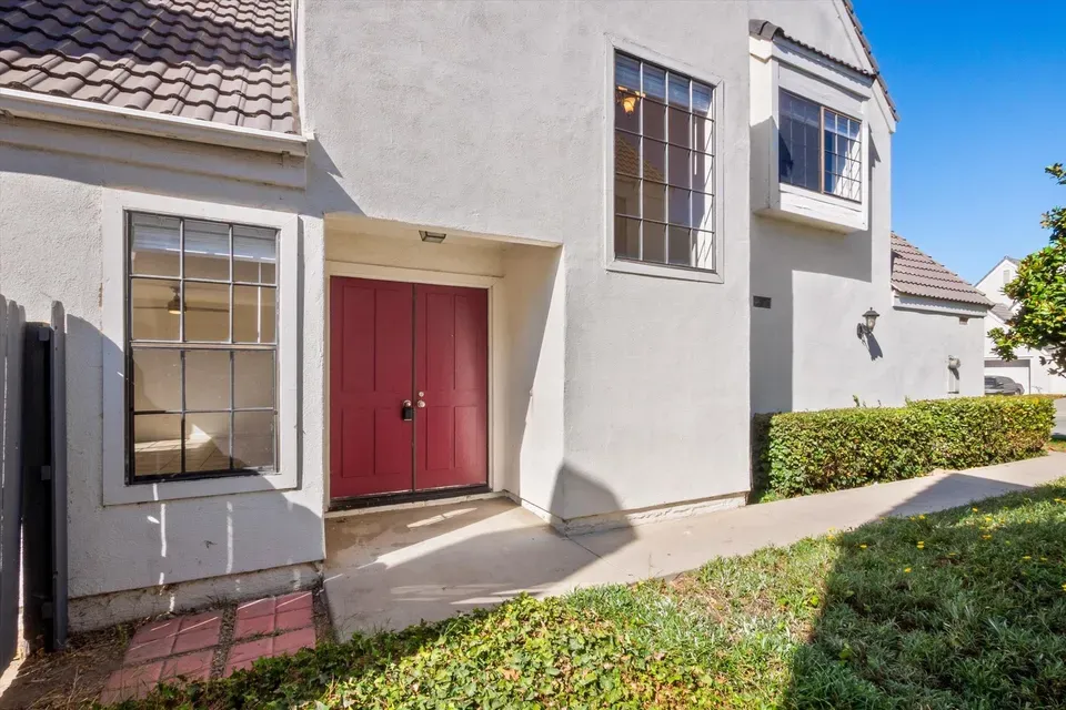2 Bed 2 Bath Contemporary Multi-Level Townhome in Oxnard, CA - 4