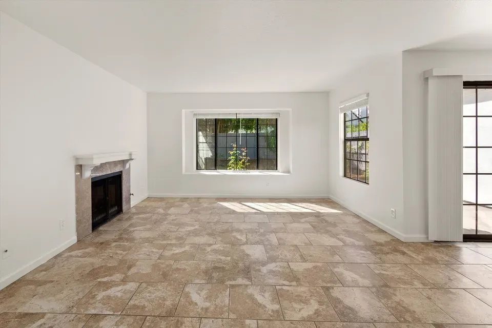 2 Bed 2 Bath Contemporary Multi-Level Townhome in Oxnard, CA - 5