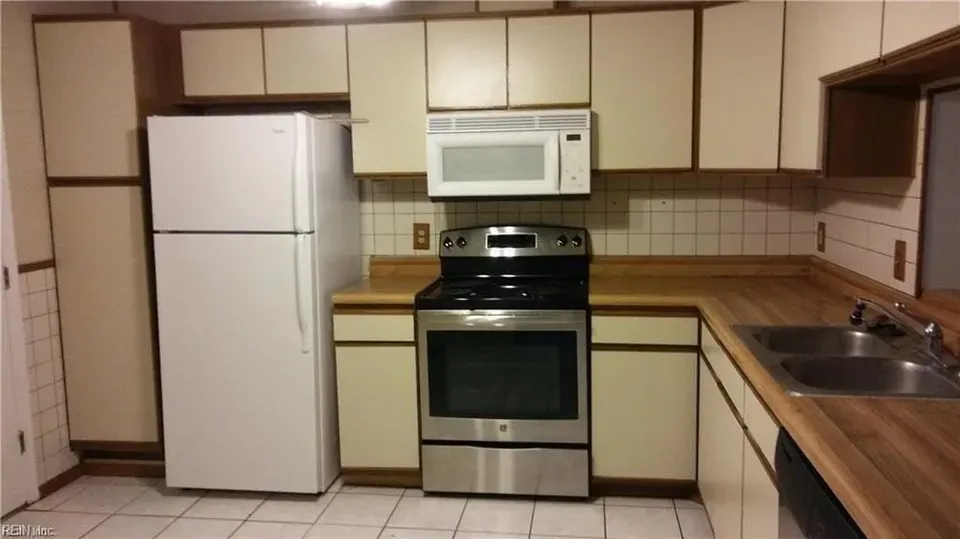 2 Bed 2 Bath Contemporary Multi-Level Townhome in Virginia Beach, VA - 4