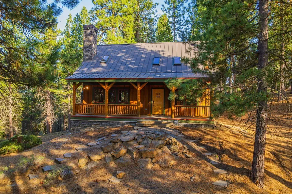 2 Bed 2 Bath Established Contemporary Home in Bend, OR