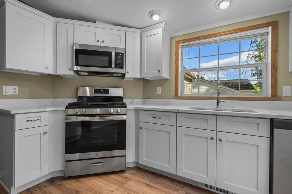 2 Bed 2 Bath Established Contemporary Home in Manchester, NH - 3