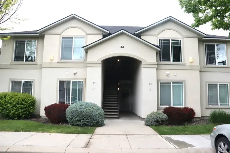 2 Bed 2 Bath Established Contemporary Home in Meridian, ID