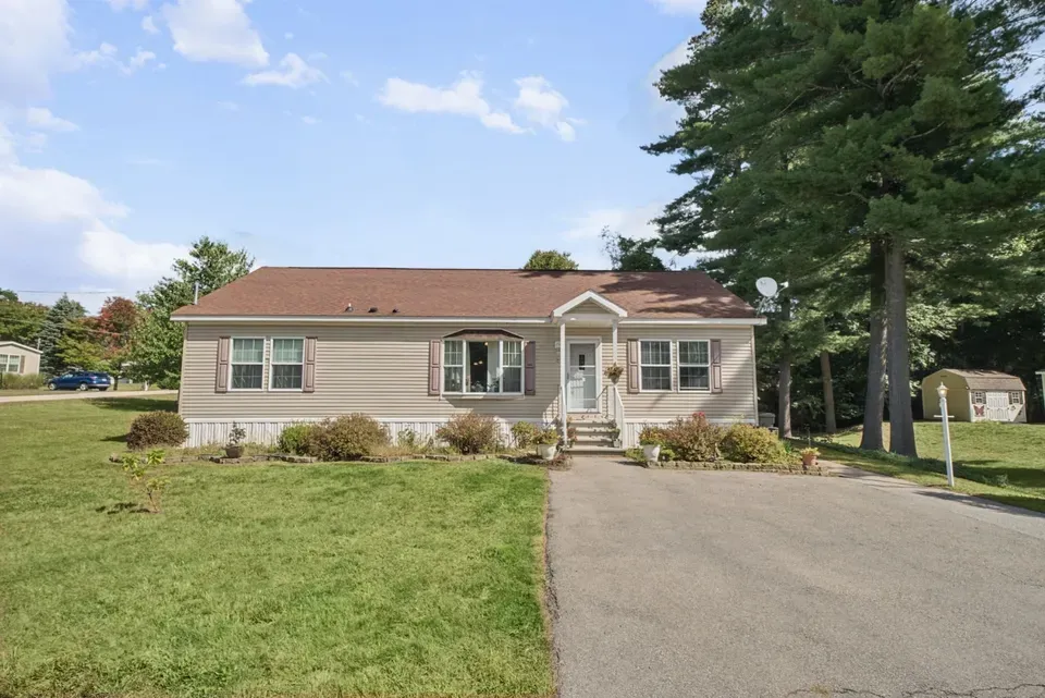 2 Bed 2 Bath Established Contemporary Home in Nashua, NH - 1