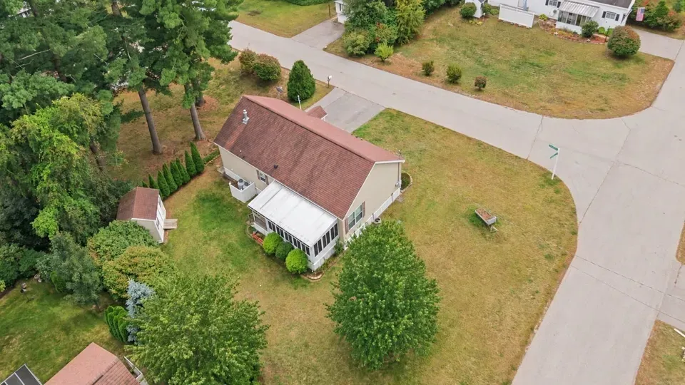 2 Bed 2 Bath Established Contemporary Home in Nashua, NH - 4
