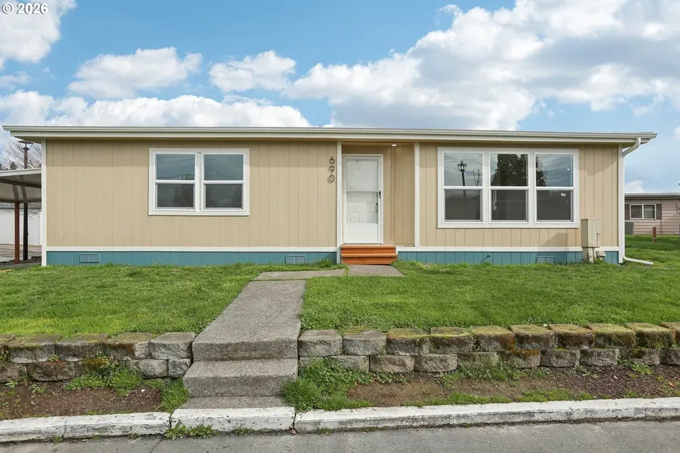 2 Bed 2 Bath Established Mid-Century Residence in Beaverton, OR - 1