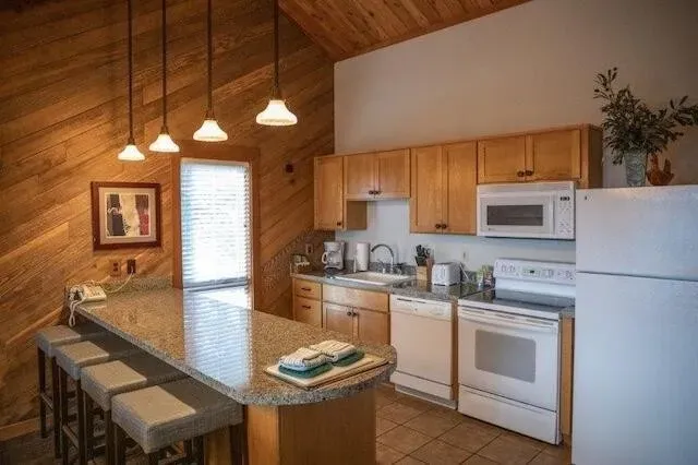 2 Bed 2 Bath Established Mid-Century Residence in Bend, OR - 2