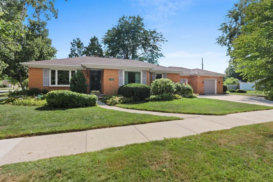 2 Bed 2 Bath Established Mid-Century Residence in Green Bay, WI - 2