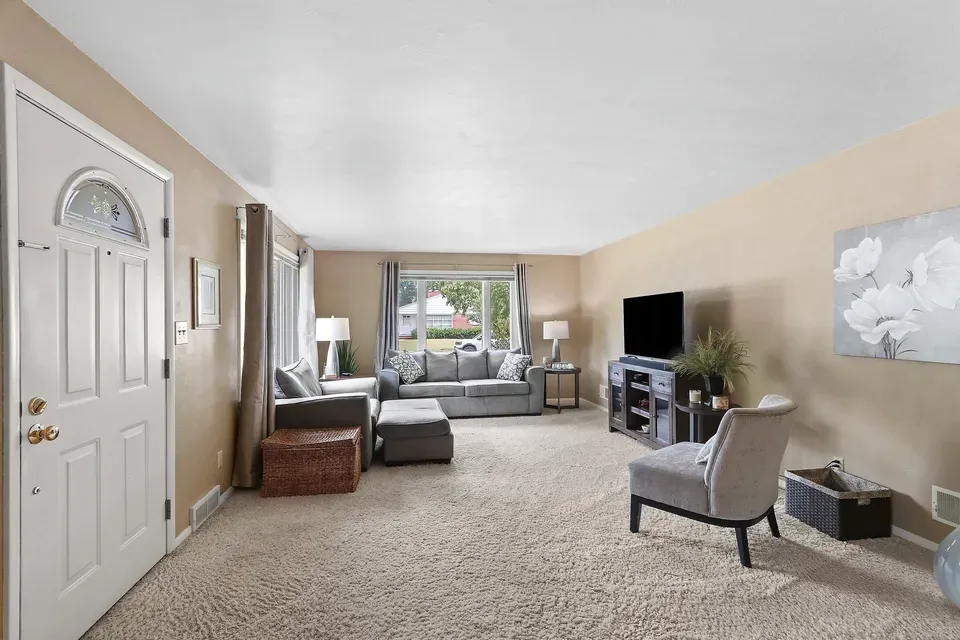 2 Bed 2 Bath Established Mid-Century Residence in Green Bay, WI - 4