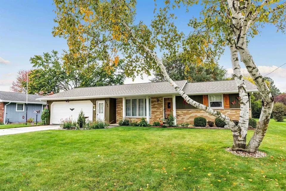 2 Bed 2 Bath Established Mid-Century Residence in Green Bay, WI